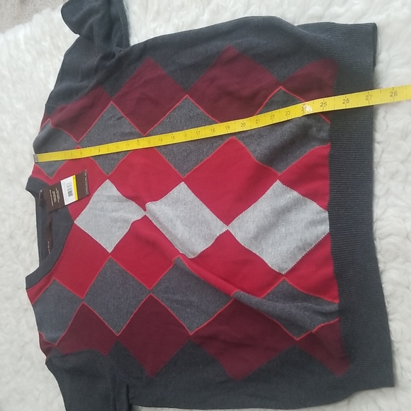 Perry Ellis V neckline Geometric Pattern Sweater, Gray, charcoal & Red colors. M - Picture 8 of 8